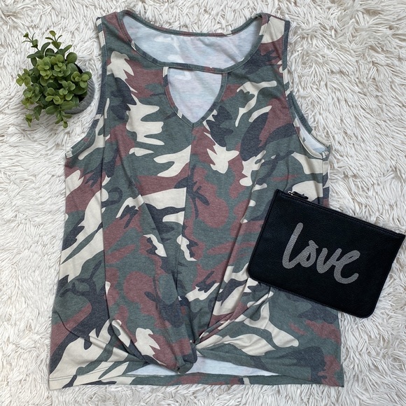 Boutique Twist Hem Camo Tank Top 💗 Olive Cream & Gray - Picture 2 of 10
